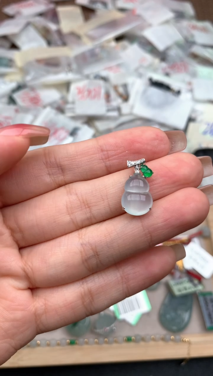 18K金镶嵌挂件翡翠一