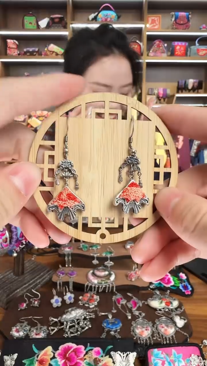 【闪购商品】织绣90蒙阿苏苗绣传承