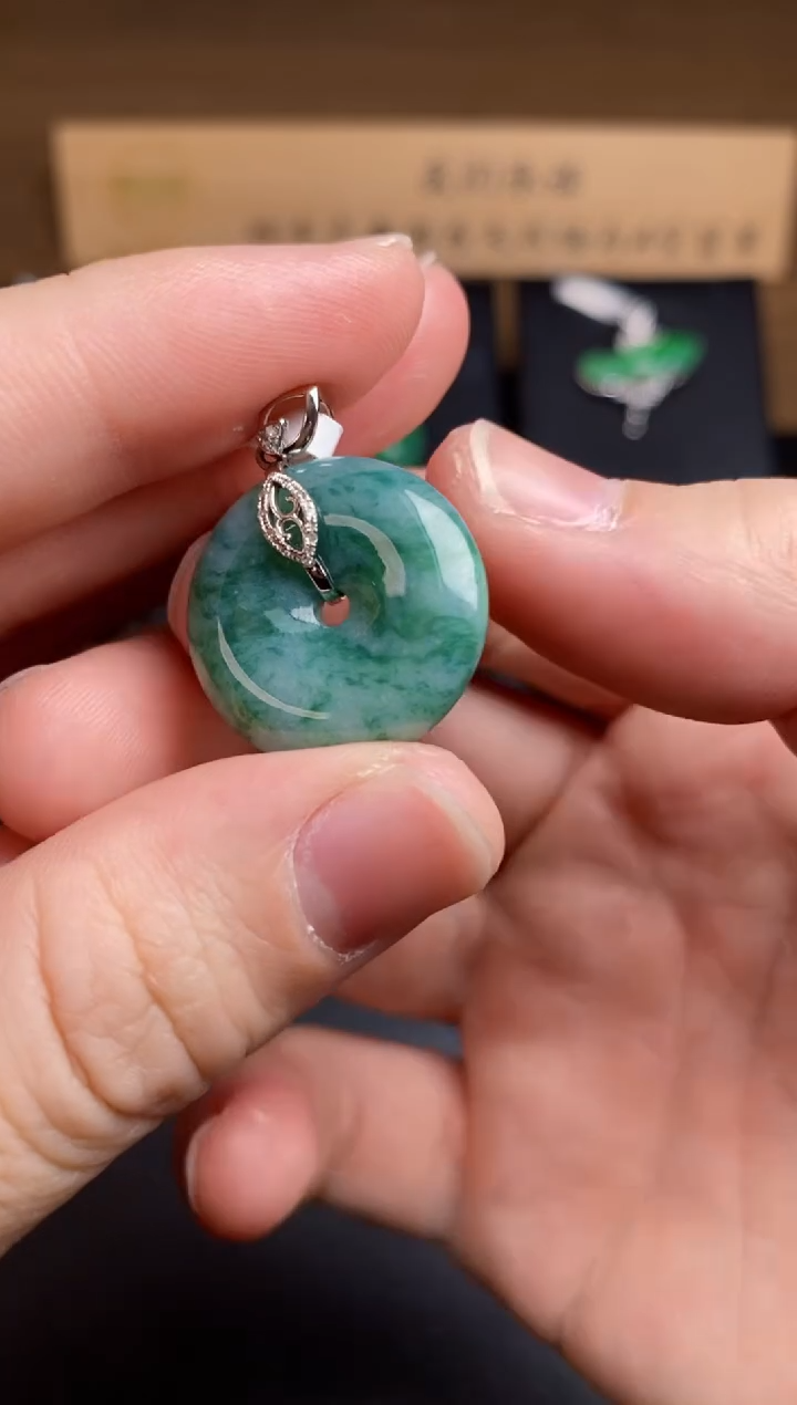 【闪购商品】翡翠颈饰18K金镶嵌翡翠