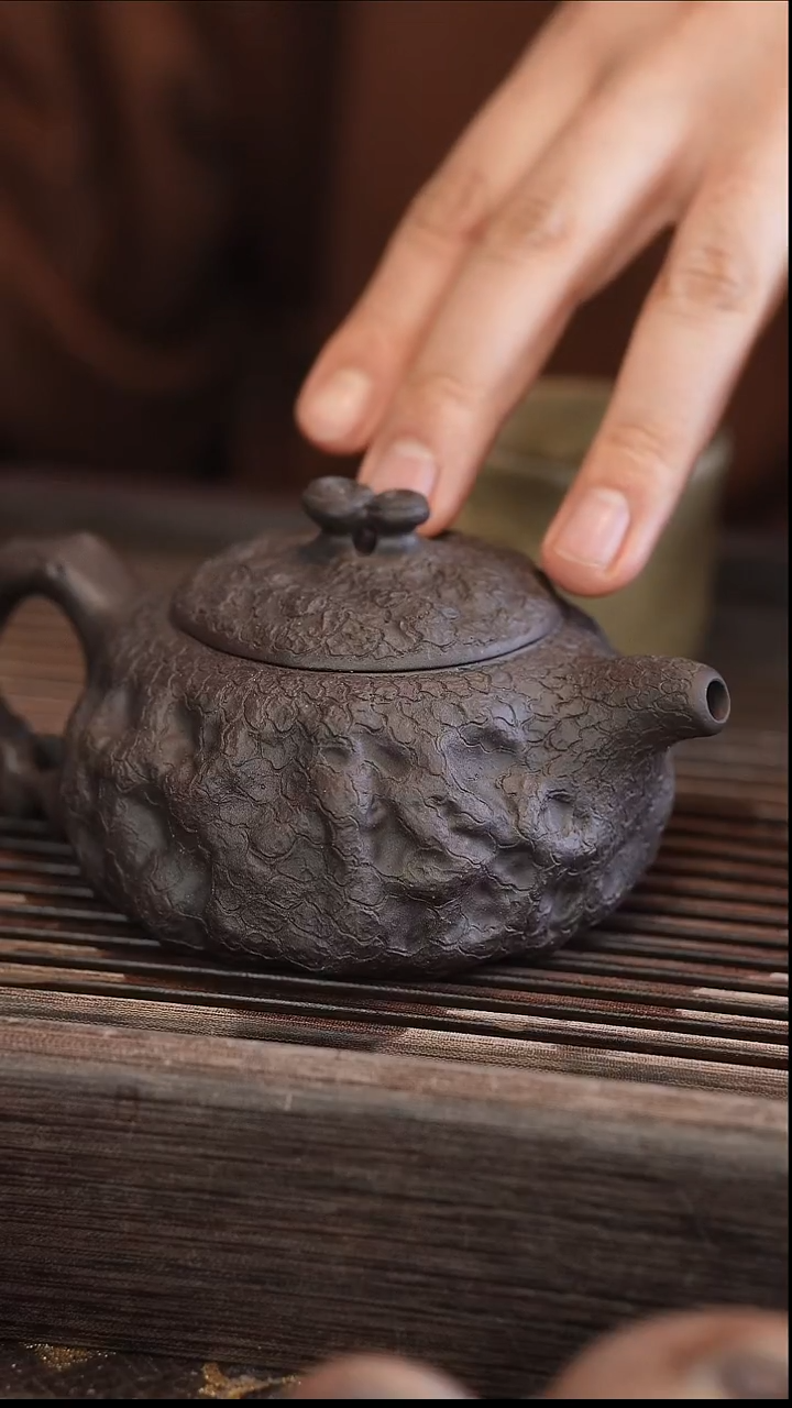 茶壶紫砂供春 黑金砂 240cc
