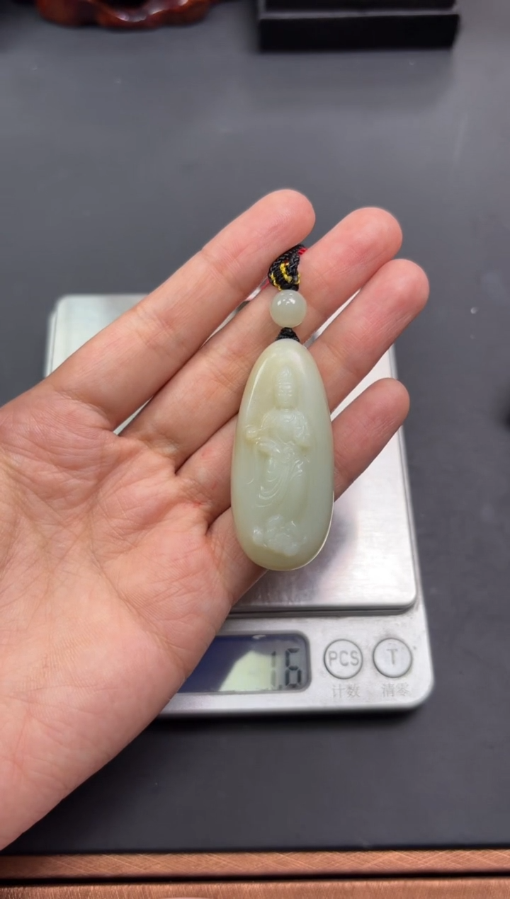 【闪购商品】和田玉吊坠(赠链)未镶嵌且末微色差迪克兰吊坠