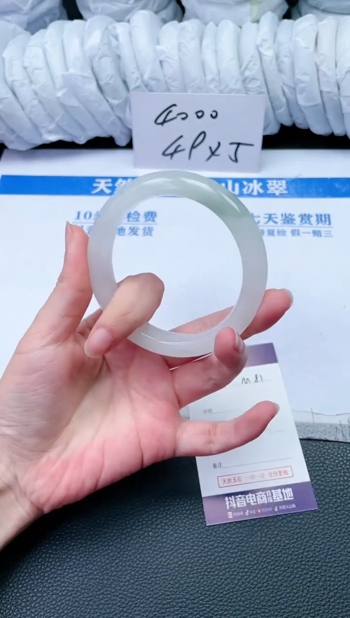 【闪购商品】石英质玉手镯未镶嵌M81