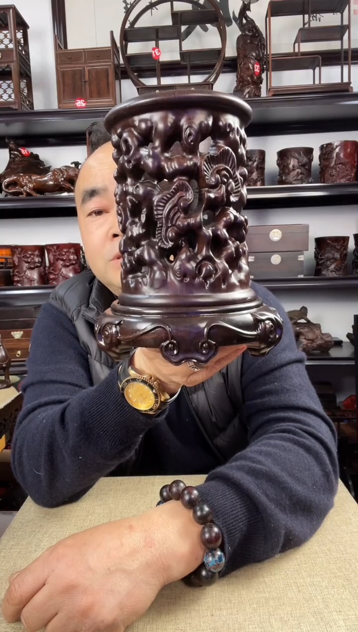 木老李红木工艺品羊头底座+灵芝笔筒