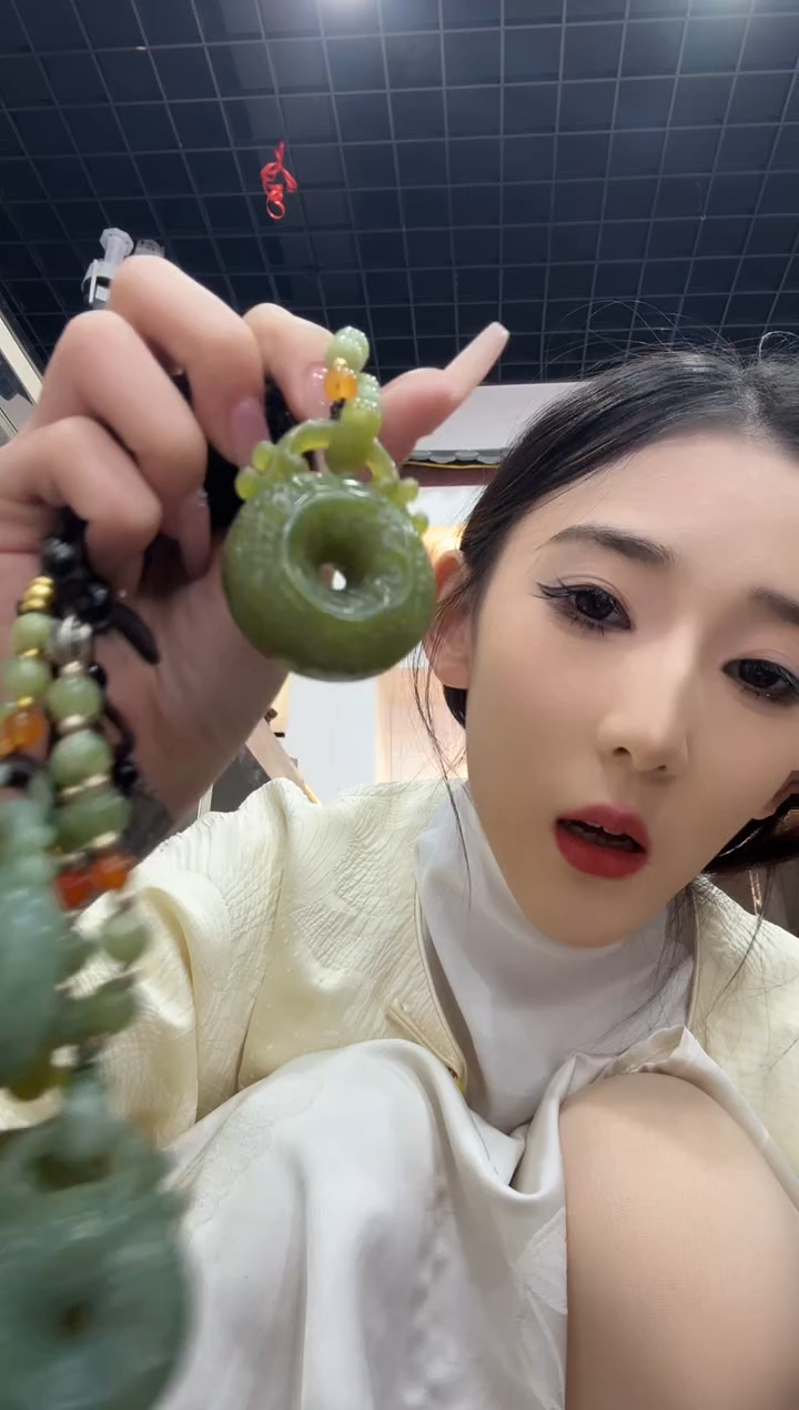 未镶嵌岫玉颈饰湖水绿鬼工换平安扣【半珠链】