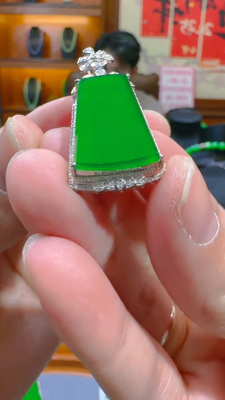 【闪购商品】翡翠吊坠(赠链)18K金镶嵌天然A货翡翠