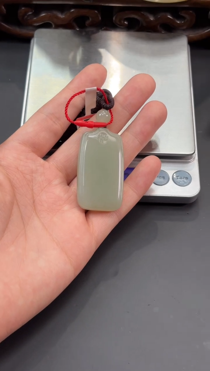 【闪购商品】和田玉吊坠(赠链)未镶嵌且末微色差近矿吊坠