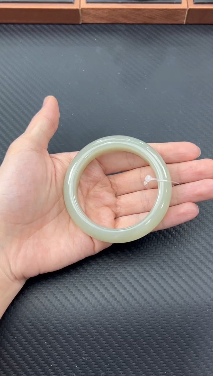 【闪购商品】和田玉手镯未镶嵌且末微色差近矿54手镯