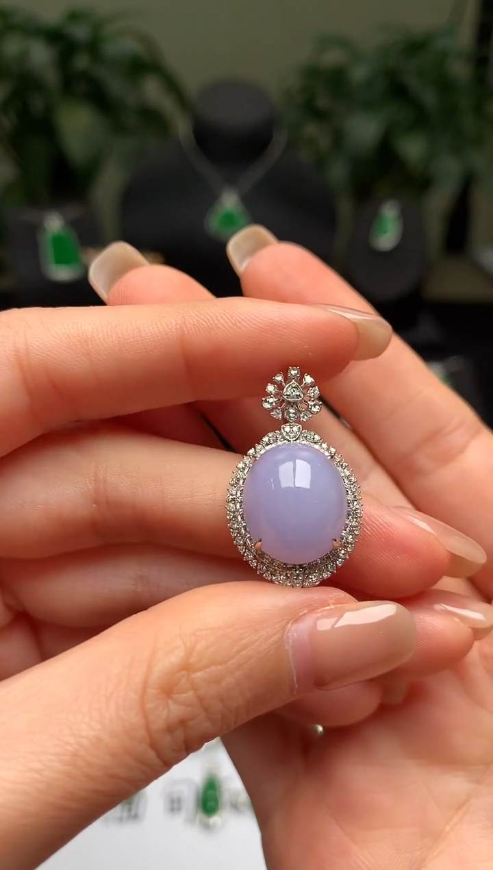 颈饰18K金镶嵌翡翠蛋面