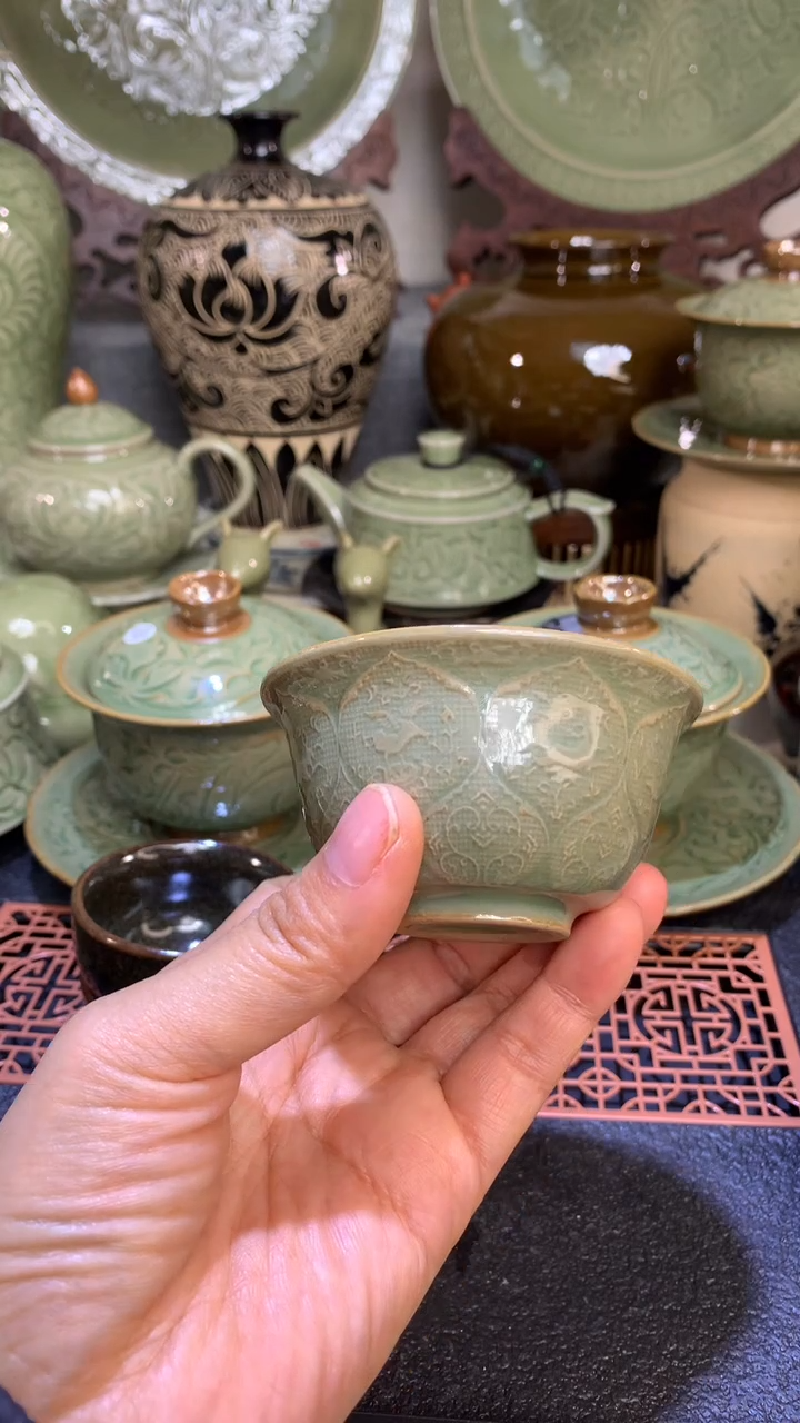 耀州窑微瑕青瓷花舞主人杯一只