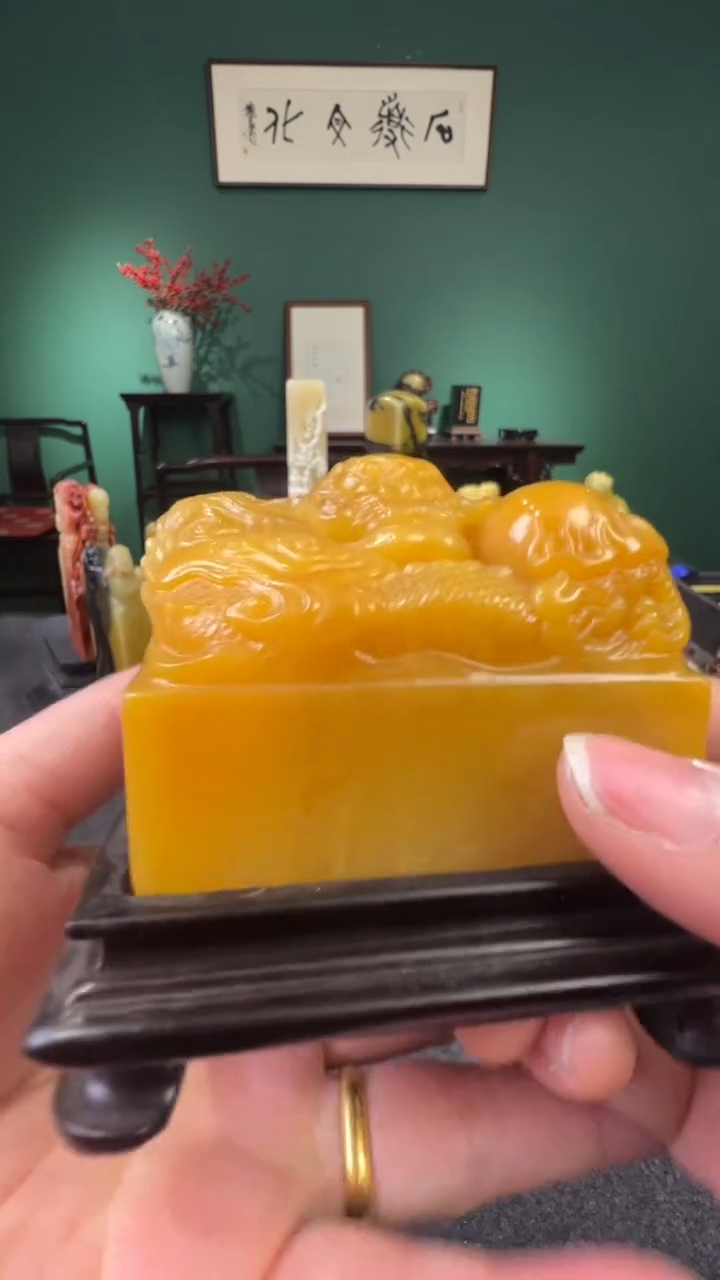 【闪购商品】田黄石麦芽糖龙戏珠