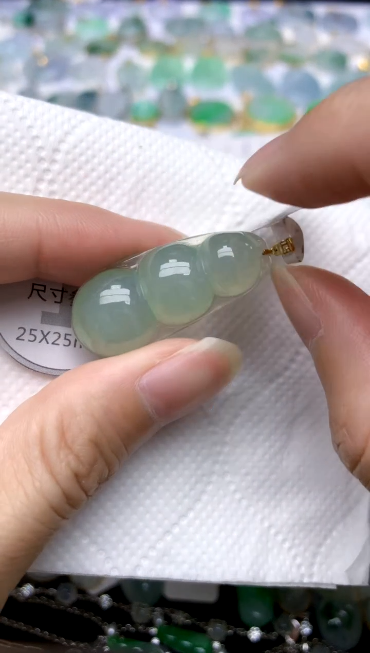 颈饰18K金镶嵌翡翠天然A货翡翠