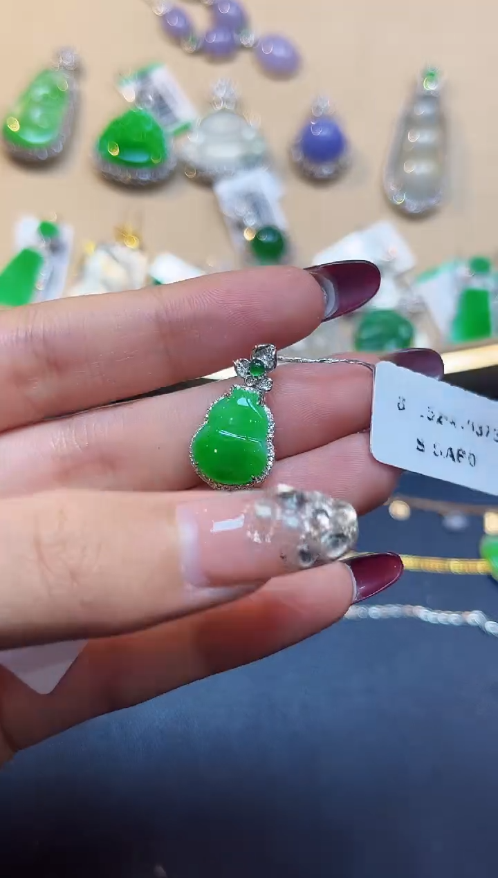 【闪购商品】翡翠吊坠(不含链)18K金镶嵌9999