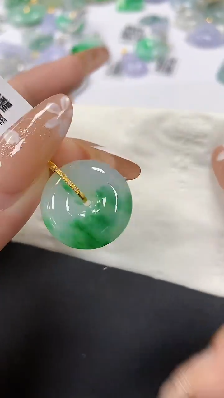 颈饰18K金镶嵌翡翠a货假一赔三支持复检百元上9元证书费自理