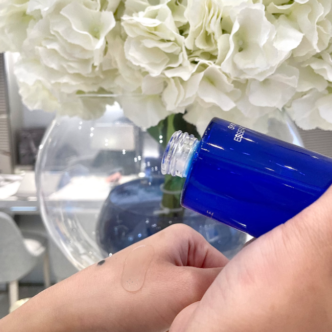蓝色瓶子装的鱼Z的精华水