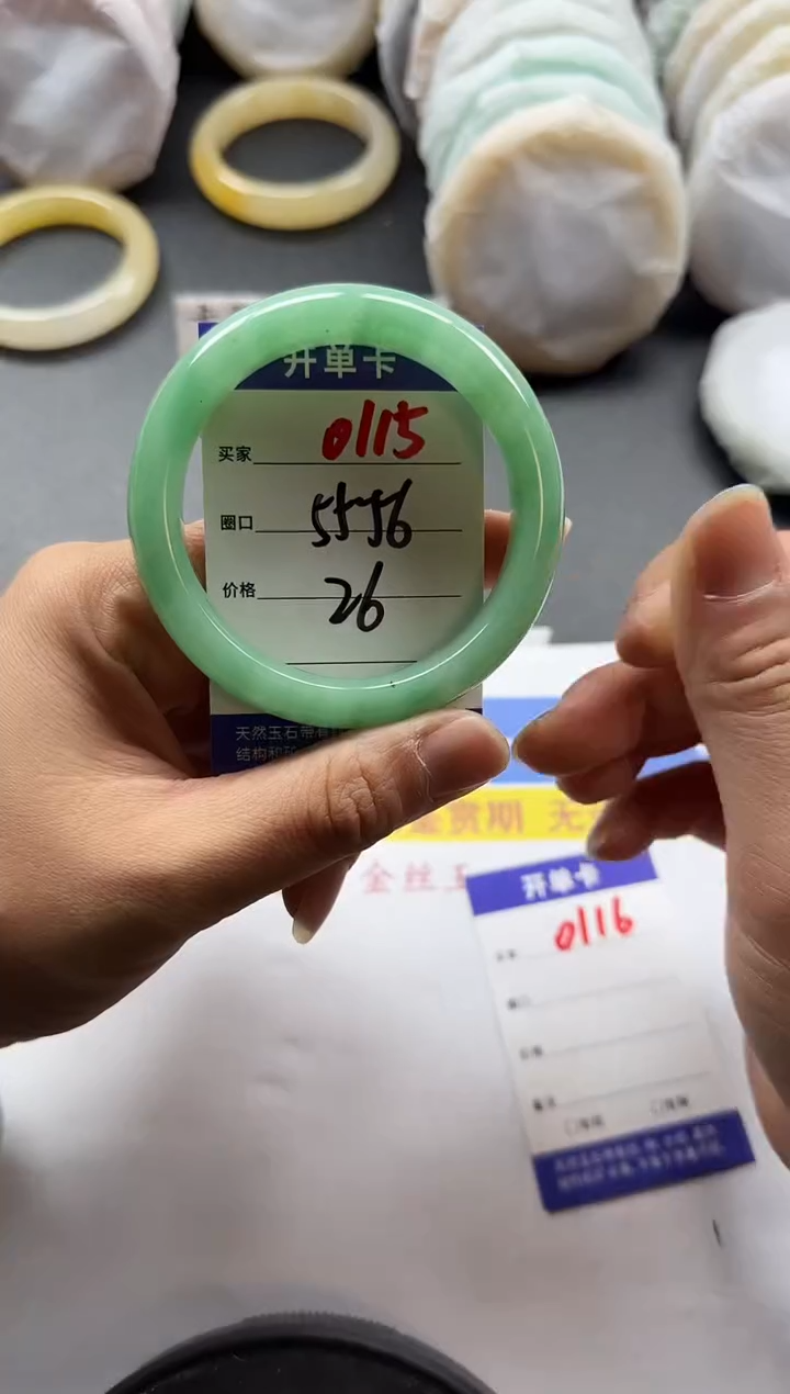 未镶嵌手镯石英质玉0115