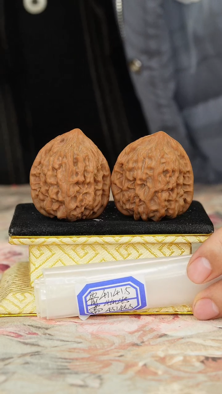 【闪购商品】文玩核桃把件就行有修