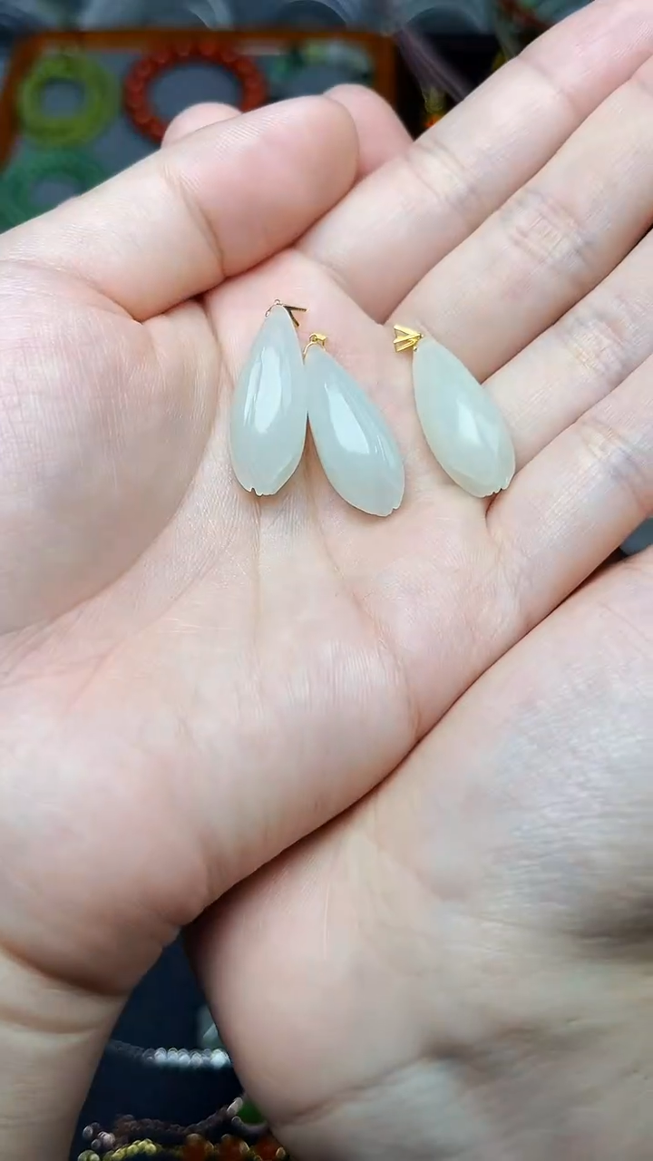 颈饰18K金镶嵌和田玉玉兰花多样性拍一发一【皮绳】