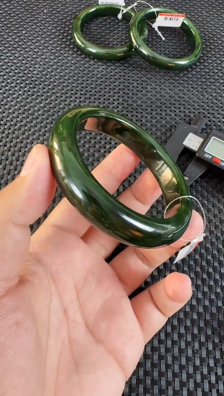 【闪购商品】和田玉（碧玉）手镯未镶嵌约61MM菠菜绿