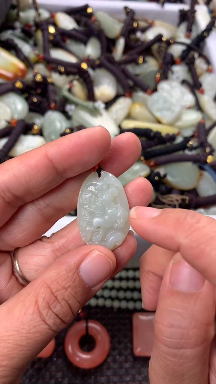 【闪购商品】和田玉颈饰未镶嵌多样性发货没有证书.拍一发一，有瑕