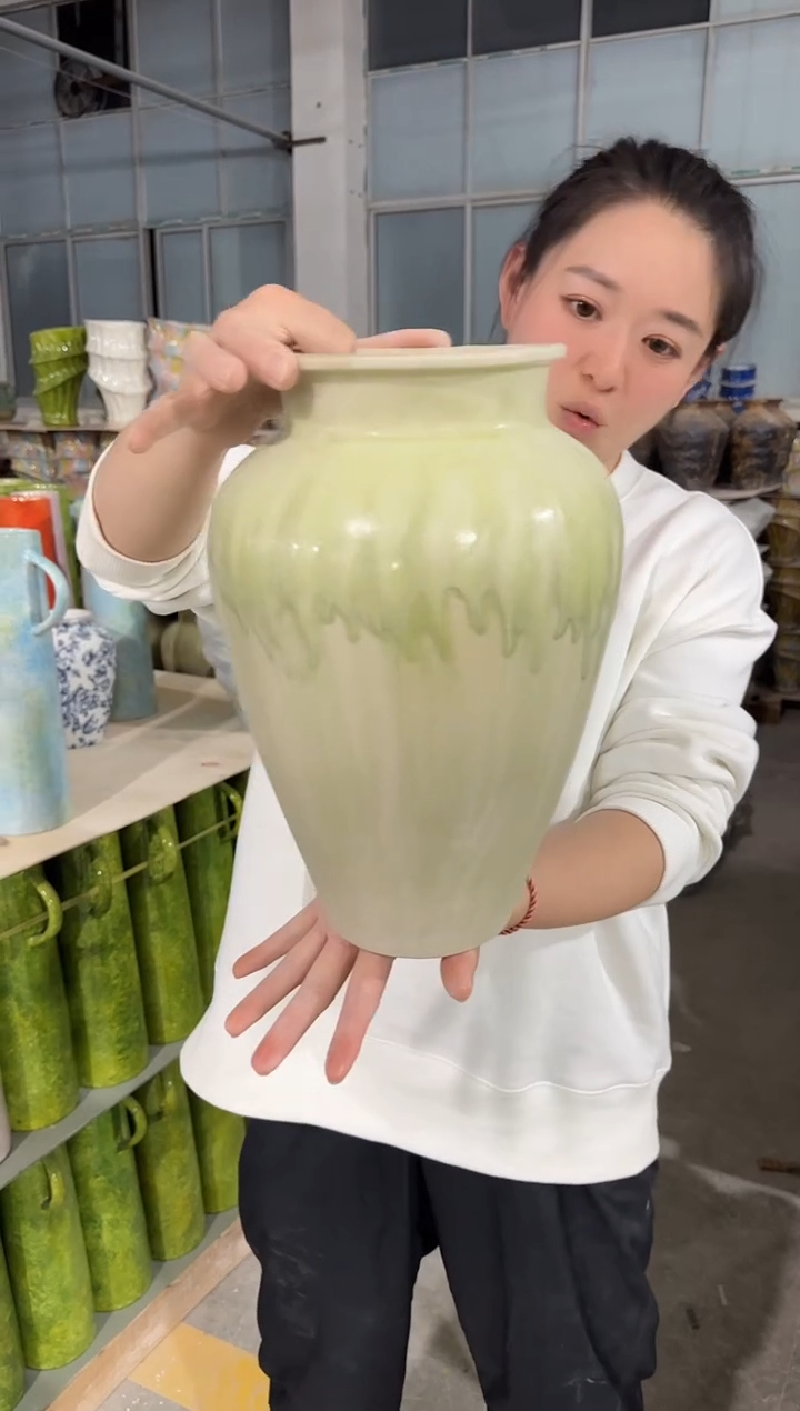 景德镇亮面陶瓷花瓶