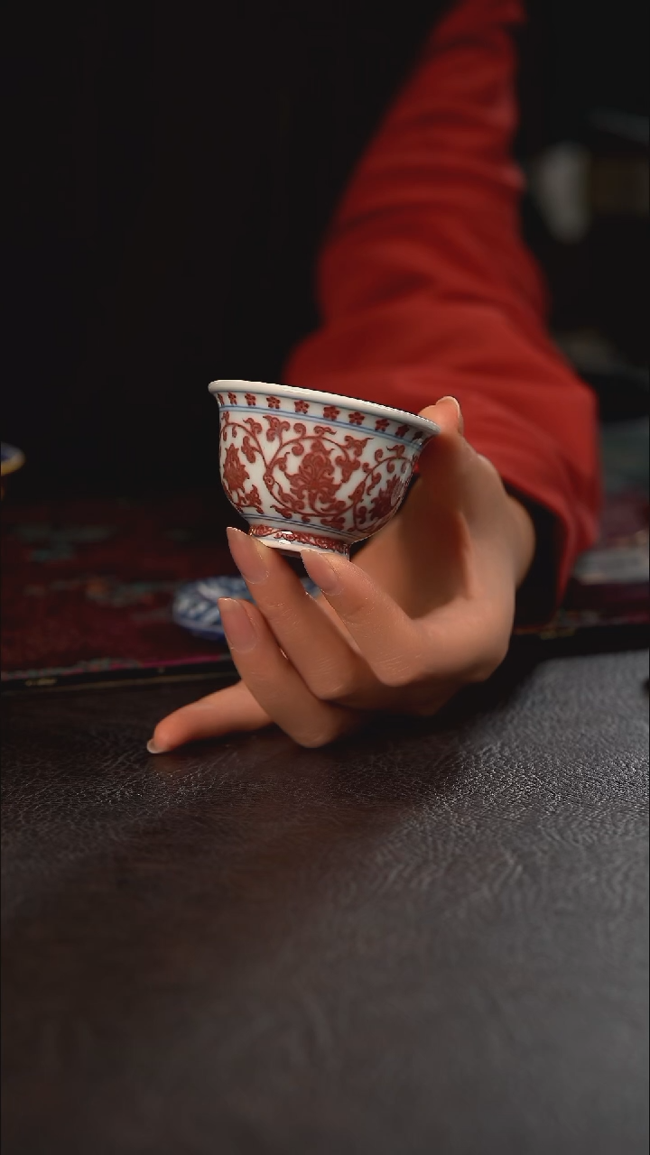 研山琢器釉里红缠枝莲小压手杯内青福