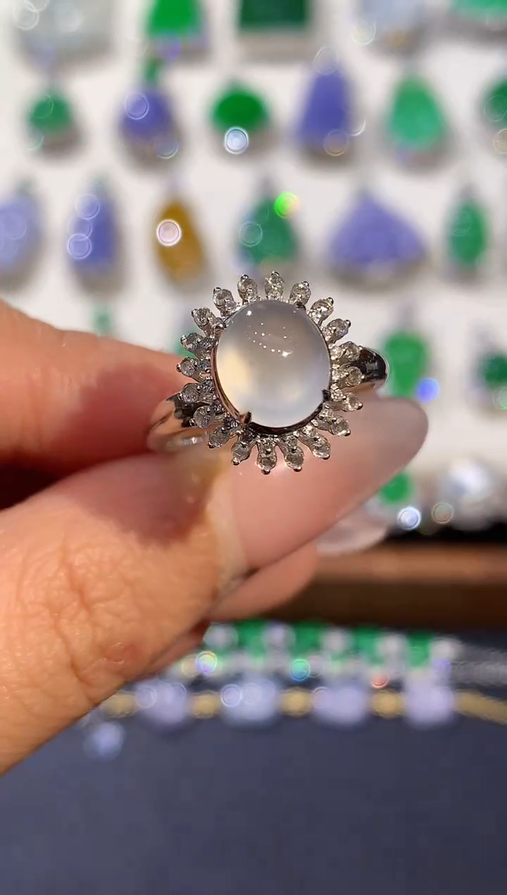 18K金镶嵌戒指翡翠?多样性发其一