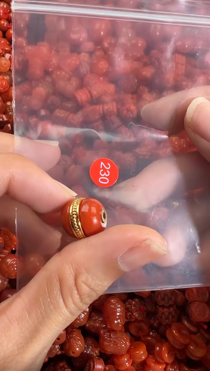 南红玛瑙未镶嵌颈饰1