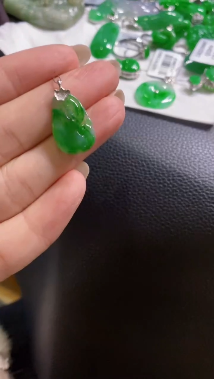 【闪购商品】定制翡翠18K金镶嵌吊坠