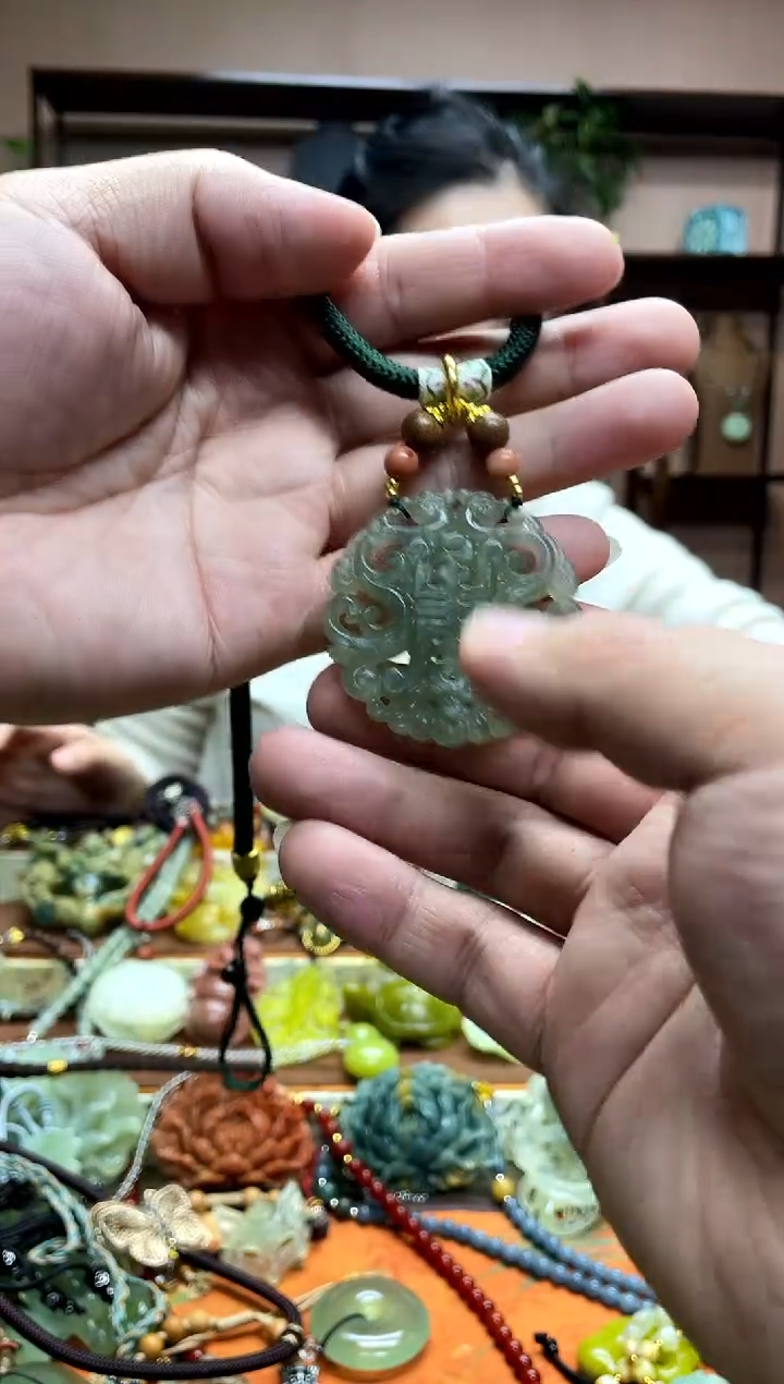 未镶嵌岫玉颈饰·1