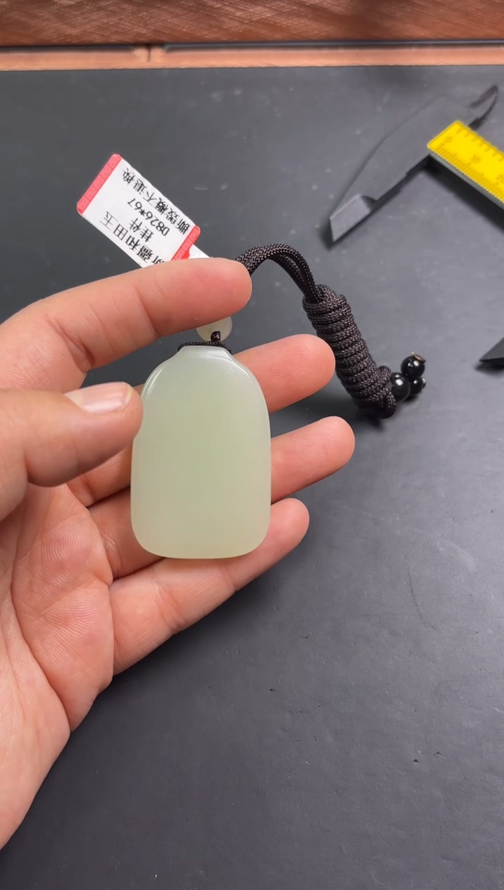 【闪购商品】和田玉吊坠(赠链)未镶嵌且末微色差迪克兰一细