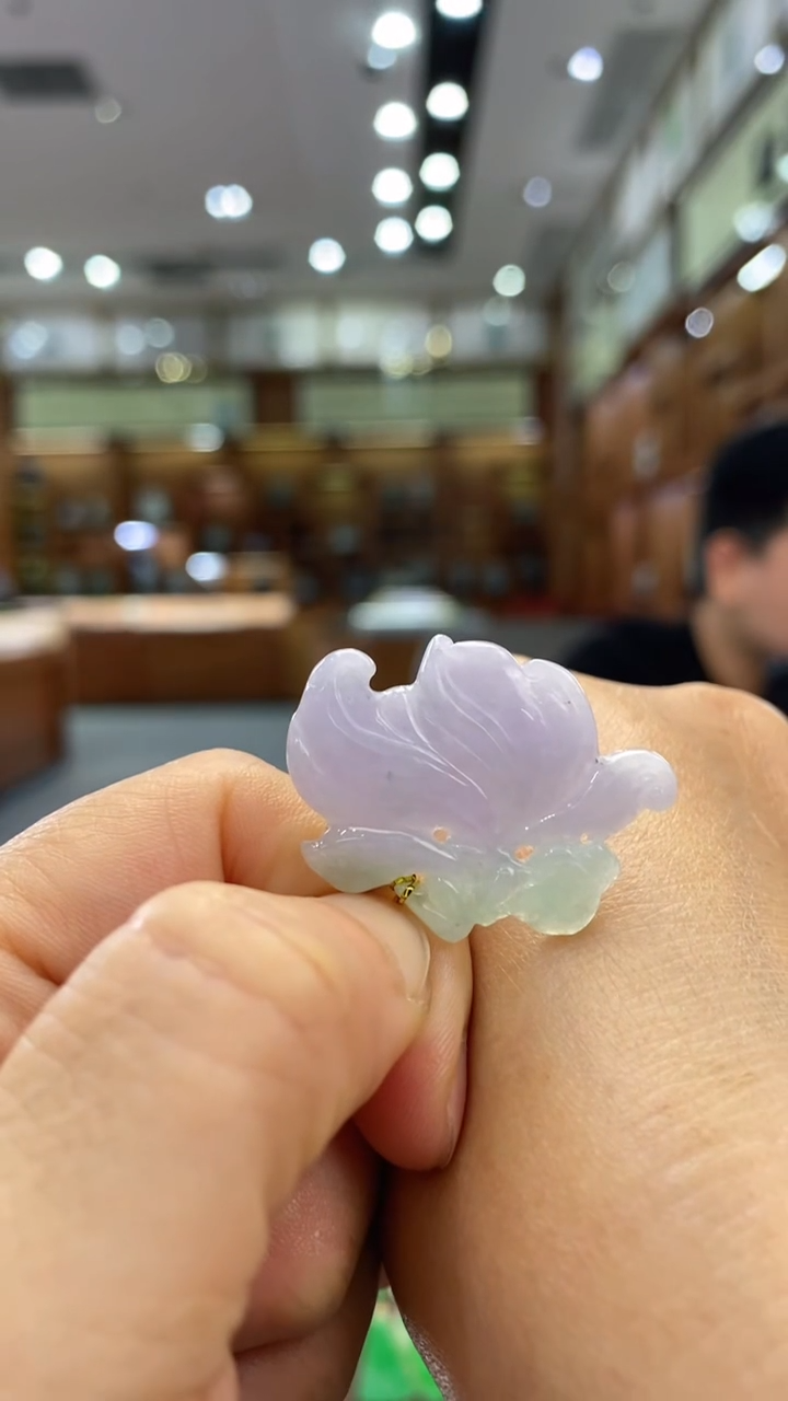 翡翠未镶嵌颈饰荷花