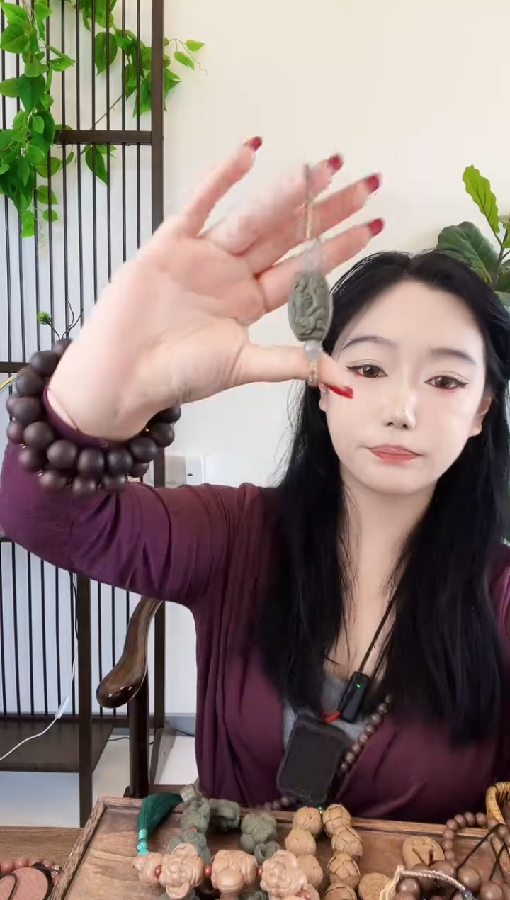 泥塑青瑶露牡丹手串一个   