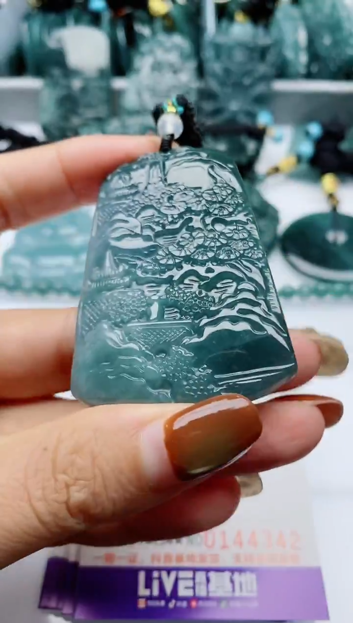 颈饰未镶嵌翡翠              