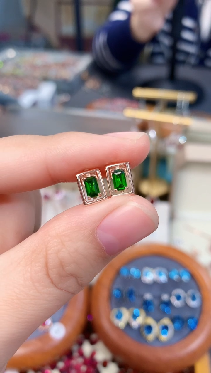 【闪购商品】透辉石耳钉银S925镶嵌天然