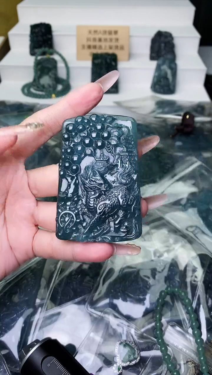 颈饰未镶嵌翡翠 