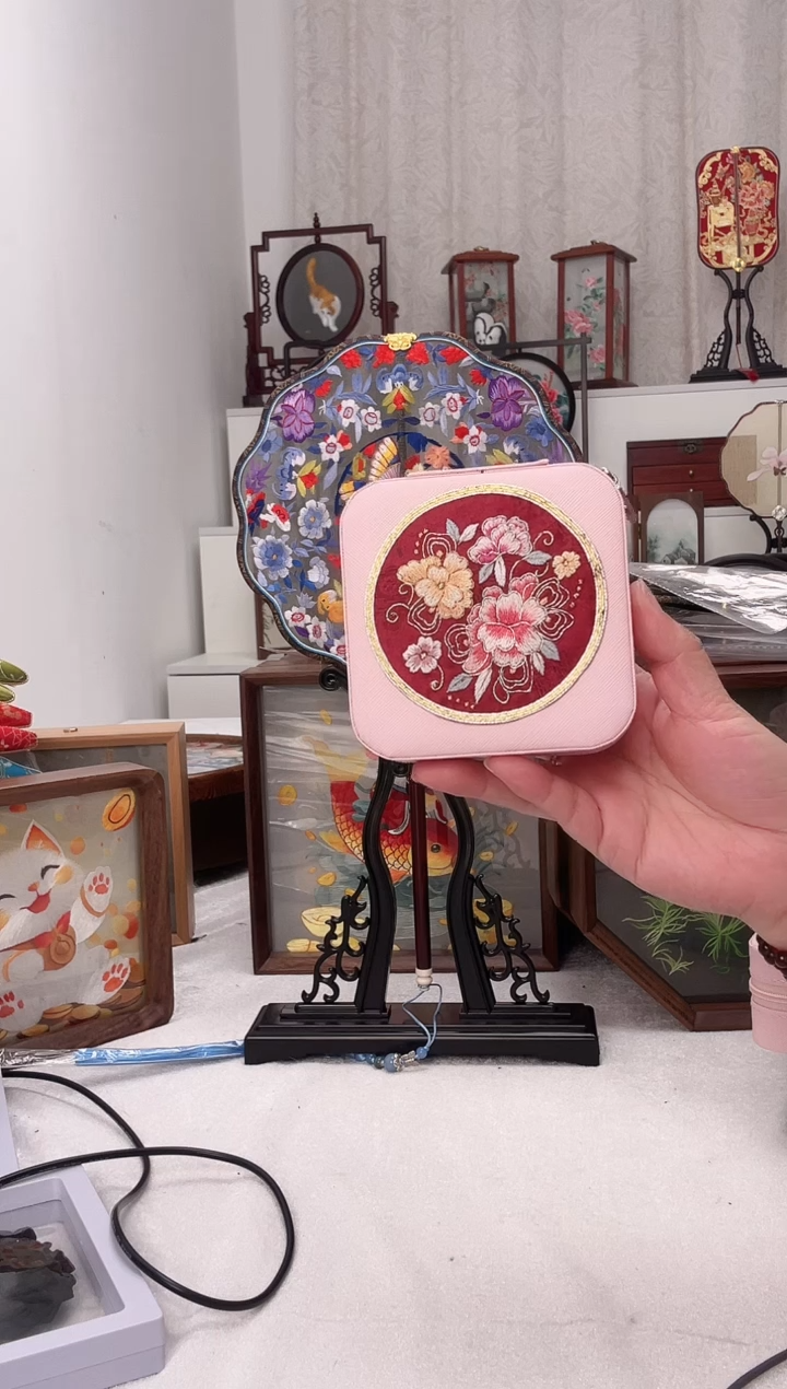 扇子苏绣作品是首饰盒