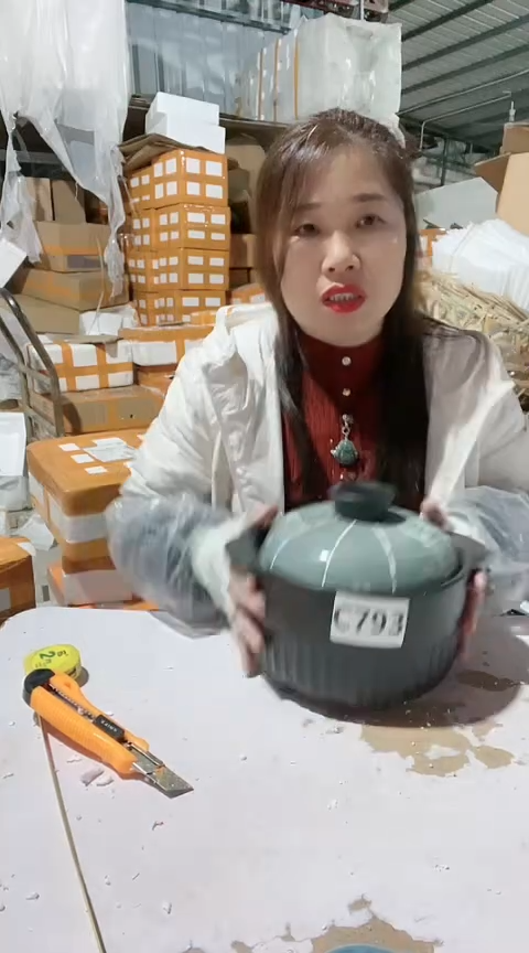 【闪购商品】c793瑕疵黑锅带盖。。