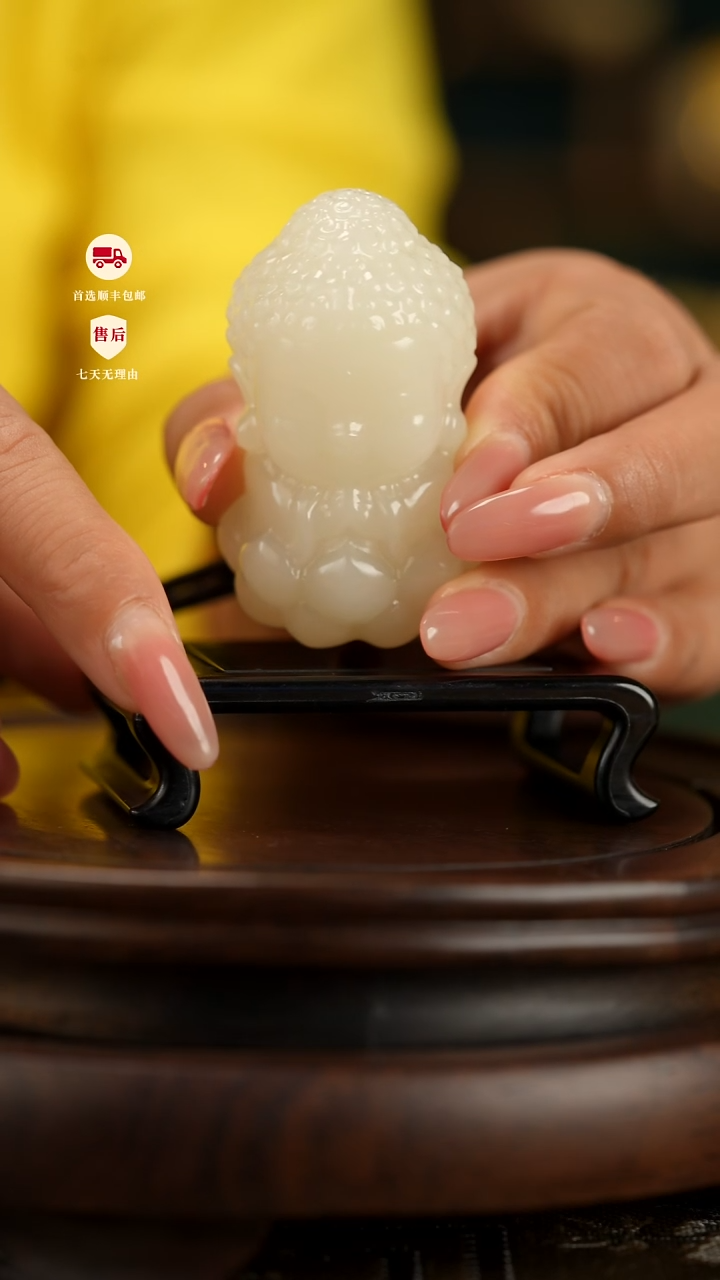 云南石竹叶青雕刻：宝宝造像