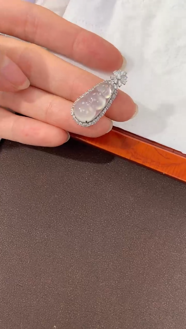 翡翠18K金镶嵌颈饰天然缅甸a货翡翠