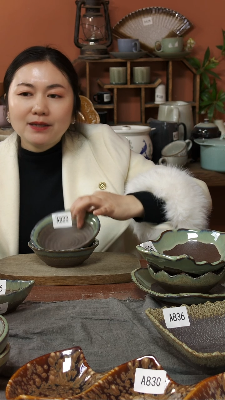 陶瓷A822陶瓷红泥底荷叶花边碗2个微瑕14.5*4.5