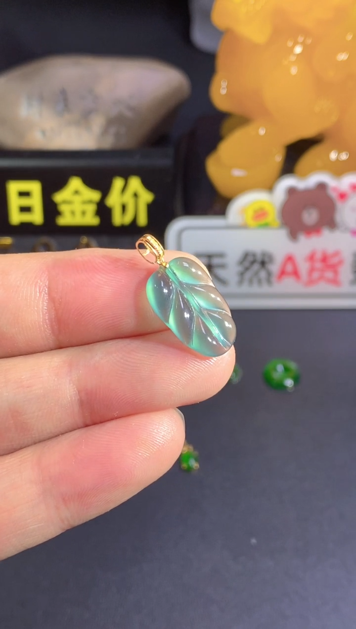 翡翠18K金镶嵌颈饰   