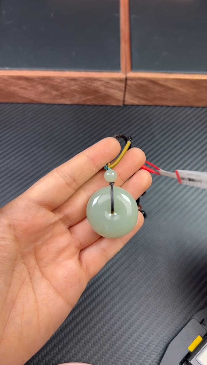 【闪购商品】和田玉吊坠(赠链)未镶嵌且末微色差近矿