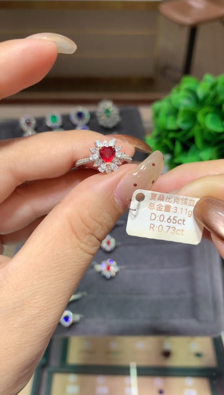 18K金镶嵌戒指红宝石0.73ct