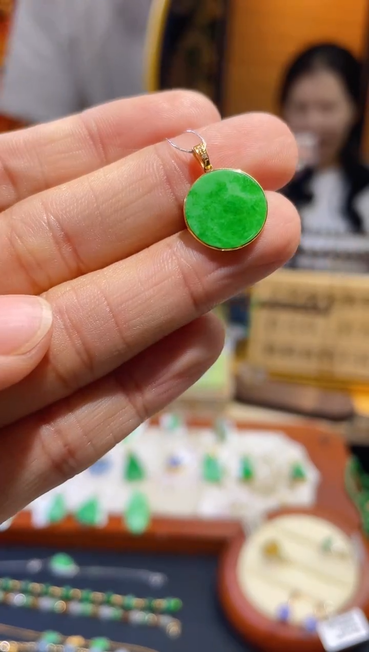 翡翠18K金镶嵌颈饰无事牌