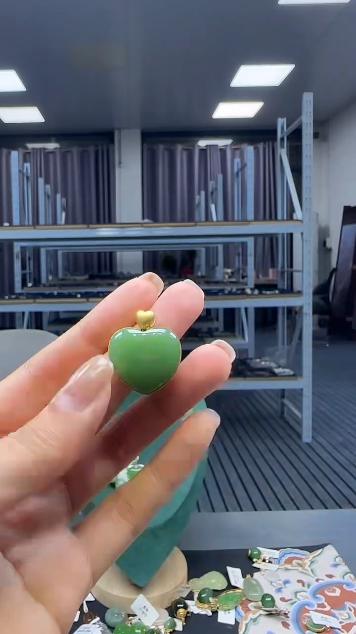 18K金镶嵌和田玉挂件1