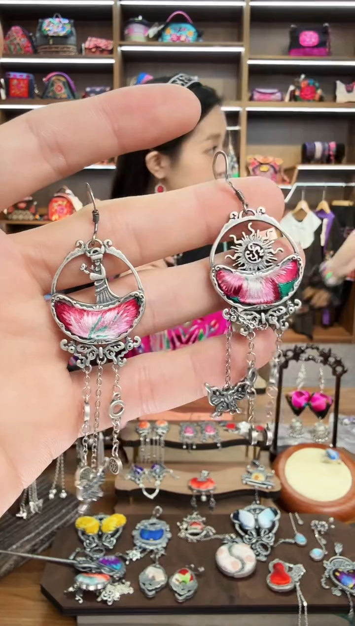 【闪购商品】织绣217蒙阿苏苗绣传承