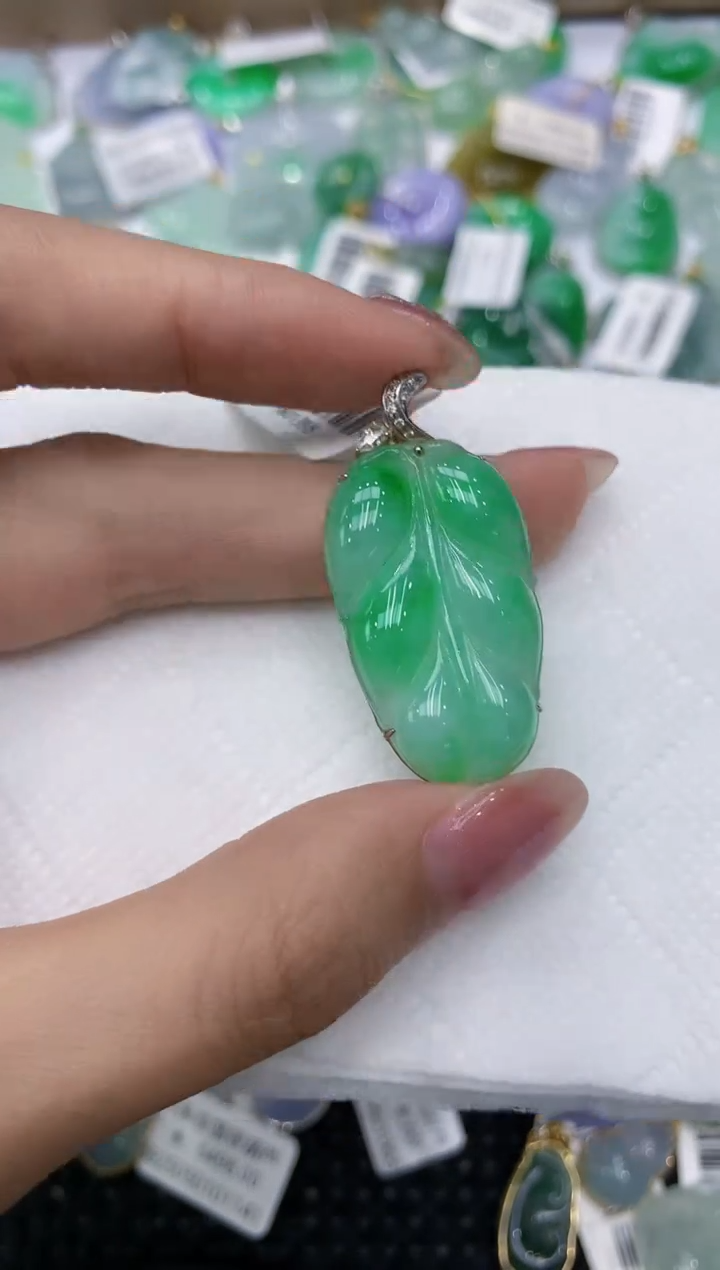 翡翠18K金镶嵌颈饰111111111