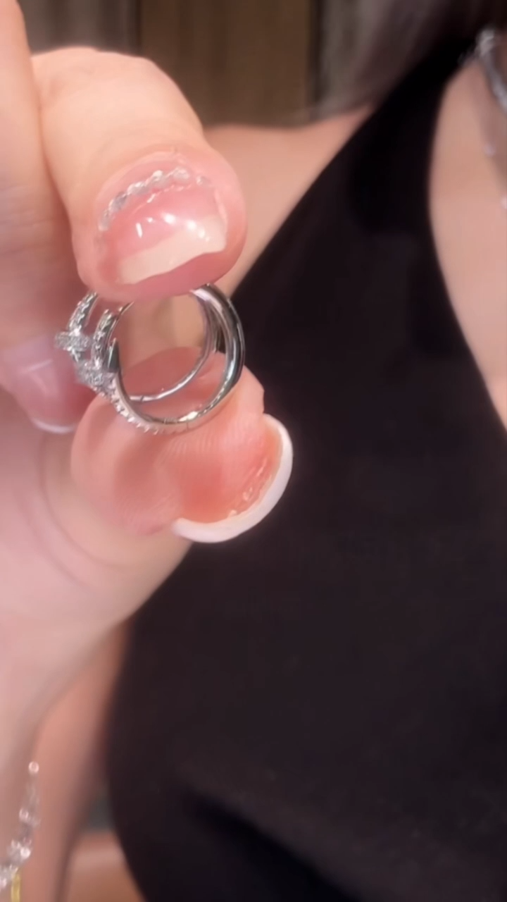 耳饰18K金镶嵌钻石钉子