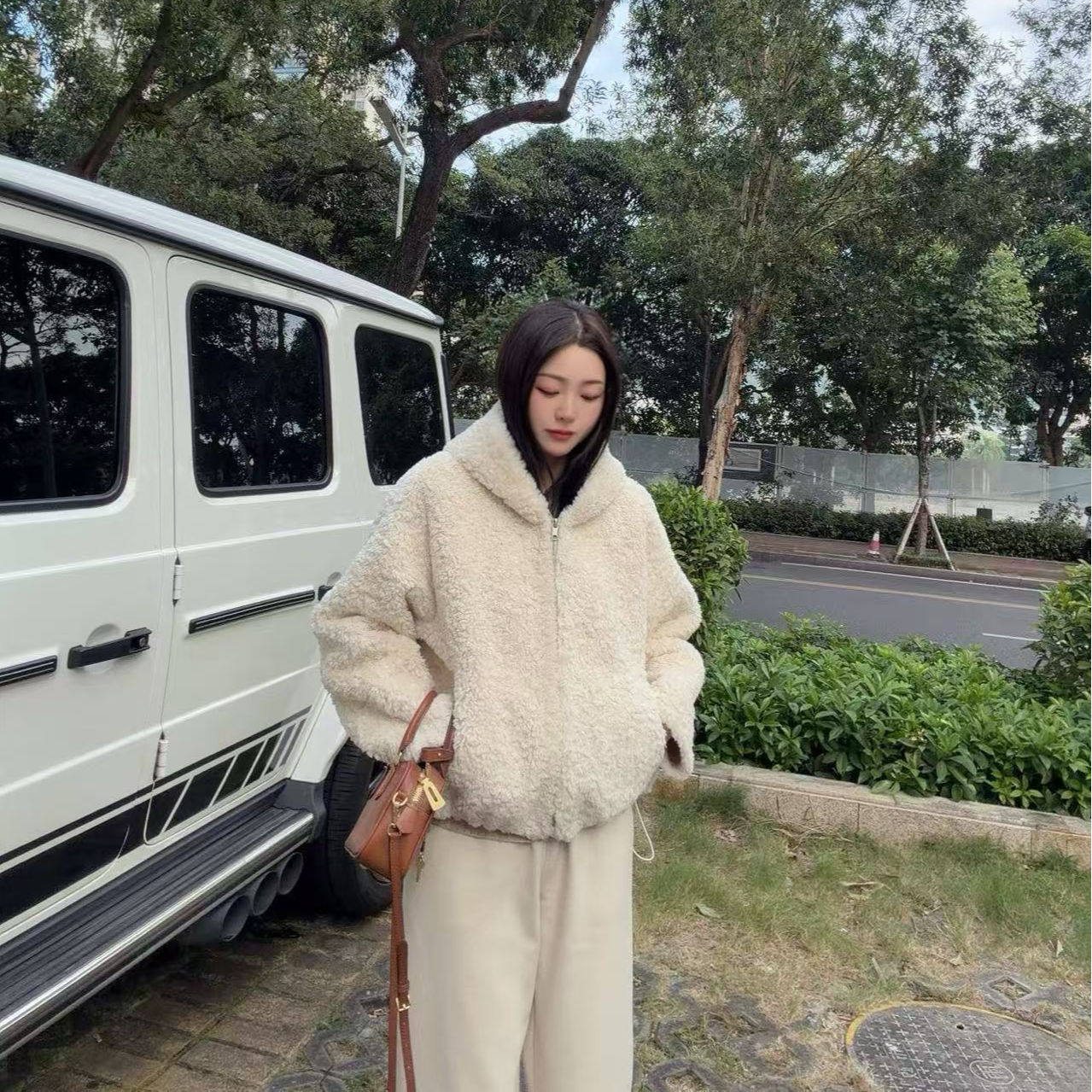 连帽下抽绳毛毛短外套