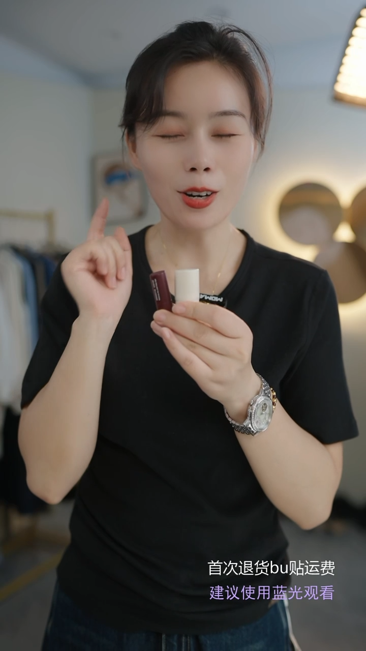 唇膏两只 玫瑰香味或者甘草香味自行备注